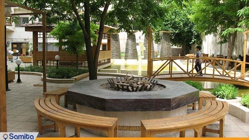 محوطه نشیمن فضای باز هتل تهران مشهد